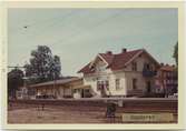 Vy vid Sandared.Stationen anlagd 1893. Stationshuset, en- och enhalvvånings i trä, ombyggdes efter en eldsvåda 1903. Bangården utökades 1946 med ett lastspår. Mekanisk växelförregling. Persontrafiken återupptagen 1995-10-02, två nya plattformar har byggts. Öppnad 1894. i januari 1902 nedbrann stationshuset till grunden, men återuppfördes samma år. 1905 tillkom hävstångsställverk. 1913 tillbyggdes godsmagasinet. Den 15 mars 1952 brinner godsmagasinet ned, men byggdes upp. Vagnslasttrafiken nedlagd fr o m 1 oktober 1989. Persontågsuppehållen indrogs fr o m 28 maj 1989 och bemanningen upphörde normalt den 29 maj 1970. Från 1993 fjärrstyrs stationen från Göteborg. Stationshus och godsmagasin disponeras nu av ett fasadrenoveringsföretag .