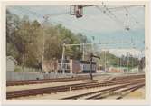 Vy vid Kinna. Station anlagd 1880. En- och enhalvvånings stationshus i trä. Stationshuset har utökats genom en tillbyggnad mot söder. Mekanisk växelförregling med elektrisk kontroll. Det gamla stationshuset rivet i augusti 1966, Nytt stationshus taget i bruk juli 1966. Byggt strax söder om det gamla.  stationshuset har öppnats restaurang Herr Ober i februari 2012.