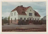 Vy vid Berghem.Trafikplats anlagd 1918. Tvåvånings putsad stationsbyggnad byggt enligt ritningar av arkitekt Harald Söderberg, Varberg. Elektrisk växelförregling anordnad 1945 . Privatägt, välbevarat hus i 1 1/2 plan med stationsnamnsskylt på spårsidan.Resenärerna hänvisas i dag till en hållplats med plastkur strax söder om stationshuset.Både hållplatsen och stationshuset ligger på spårets västra sida.