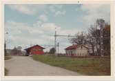 Vy vid Björketorp. Station anlagd 1880. Stationshus i trä byggt enligt arkitekt Harald Söderbergs, Varberg. 1997 gult, 2008 ljust blågrått. Till salu 1998. Elektrisk växelförregling.