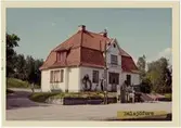 Vy vid Dalsjöfors. Stationen ritad av arkitekt Rudolf Lange och öppnad 1917. En- och enhalvvånings putsat stationshus. 1936 ombyggdes väntsal och expedition. Avbemannad från årsskiftet 1974/75, 1980 nedklassat som hållplats. Stationshuset revs sommaren 1982. Stationshuset ersattes efter rivningen av en öppen busskur. Station anlagd 1917.