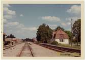 Vy vid Hökerum. Station öppnad 1917. En- och enhalvvånings putsad stationsbyggnad, Arkitekt Rudolf Lange, Göteborg. 1918 byggde lantmannaföreningen ett godsmagasin. Styckegodstrafiken nedlades 1975, och samtidigt indrogs bemanningen. Väntkur uppsattes ej. Persontrafik till nedläggningen 1985. Viss godstrafik Ulricehamn - Hökerum fortsatte t o m 1 mars 1986