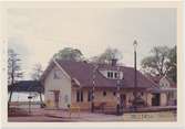 Vy över Mullsjö Station. Byggn-år 1927. Arkitekt: A Ekengren. Om eller tillbyggnadsår 1966.