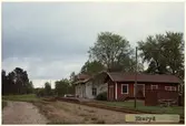 Vy över Ekeryd Station.Hållplats anlagd 1894. En- och enhalvvånings putsat stationshus. Bostadslägenheten renoverades 1948. Öppnad 21.11.1894. Fullständig station sedan 1925. Stationshuset revs 1982. Stationshuset oputsat vid sekelskiftet (HNJ).