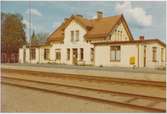 Station anlagd 1910. En och en halvvånings putsat stationshus. 1941 - 42 tillbyggdes två flyglar.
VGJ , Västergötland - Göteborgs Järnväg