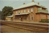 Stationen anlades 1876. Tvåvånings tegelbyggnad