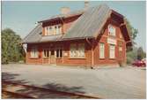 Station anlagd 1907. En- och enhalvvånings stationshus i trä. Väntsal, expedition och bostadslägenhet moderniserades 1947.
TJ ,Tidaholms Järnväg