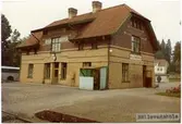 Trafikplats anordnad 1903. Stationshus i två våningar i sten. Expeditionslokalerna moderniserades 1948 och samtidigt ombyggdes plattformarna.