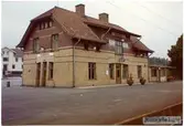 SJ-stationen anlades 1905. Stationshuset, i två våningar i sten, moderniserades 1936. Pressbyrån har kiosk med servering vid stationen.