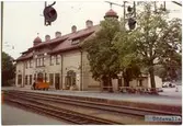 Stationen anlades 1907, Stationshusets arkitekt: Folke Zettervall. K-märkt 1986. Skötselhall byggd 1975, lades ned 1995-04-30 .Stationen hette UDDEVALLA SJ till 1.7.1940 då det ändrades till UDDEVALLA CENTRAL. Stationshus i två och en halv våning i sten.
