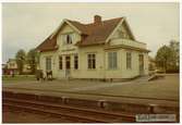 Västergötland - Göteborgs Järnväg, VGJ, Station anlagd 1899. Stationshus i en och en halv våning i trä. Expeditionslokalerna tillbyggdes 1939.