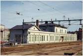 Stationshuset byggt 1863. Arkitekt Adrian C. Peterson i samarbete med sonen Carl Crispin . Stationen brann 28 februari 1866, men återuppbyggdes. Ombyggs 1881-82. Tåguppehåll för persontågen upphörde 11 maj 1968.