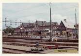 Stationshuset  byggdes1878-79 Stationshuset har byggts om 1922-23, då det förlängdes i båda ändar, samt 1939-40 då det fick sitt nuvarande utseende .