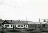 FJ hade ett lokstall med plats för två lok, uppfört 1904. Lokstallet kvar som industribyggnad 1988. Omlastningsskjul uppfördes 1929 .Station anlagd 1902. Tvåvånings stationshus i trä.
Nytt stationshus byggt 1964.
FJ , Falkenbergs Järnväg
BAJ , Borås - Alvesta Järnväg