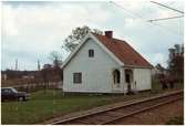 Station från 1863. Trästationshus i två våningar. 1924 nytt stationshus. Det gamla huset revs, men byggdes upp som privatvilla ett par hundra meter från dess gamla plats. Det nya huset var av trä med putsad fasad. Stationen avbemannad från 28 maj 1978. 
Stationshuset uthyrs. En enkel väntkur finns på plattformen. Station anlagd 1898.