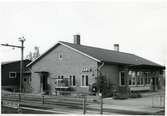 Stationen anlades 1867. Stationshus i trä, Habo-modellen, ersatt av envånings tegelbyggnad 1949. Pressbyråkiosk
