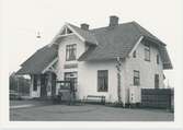 Håll- och lastplats anlagd 1906. En- och en halvvånings putsat stationshus