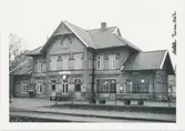 Stationen öppnades 1877. Tvåvånings stationshus i tegel. Expeditionslokalerna och väntsalen utökades 1905 och därmed flyttades tjänstebostaden för stationsföreståndaren till andra våningen. Stationen öppnades 1877-09-01. Endast hållplats fram till 1881 då ett provisoriskt stationshus uppfördes. Kombinerad poststation från 1877-09-15. Nytt stationshus uppfört 1886, tillbyggt 1906 och ytterligare ombyggt 1936. Lokstall för tio lok år 1945. Strax norr om stationen står den så kallade Pella-stenen till minne av en banvakt som blev påkörd där .
Landeryd hus 1