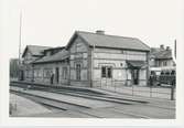 1896 byggdes stationshuset i tegel. Det gamla stationshuset flyttades till banans norra sida och blev banvaktstuga. Senare flyttades den igen, lite längre bort på Storgatan. Stationshuset ombyggdes 1927 och 1939. 
1944 fick plattformen tak.