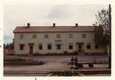 Station anlagd 1928. Tvåvånings stationshus i trä. För att få större och lämpligare lokaler företogs en tillbyggnad 1947.