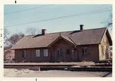 Stationen tillkom 1876. Envånings träbyggnad