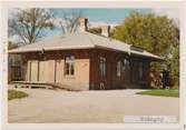 Stångby station 1971. Statens Järnvägar, SJ. Stationen öppnades 1857. Stationshuset byggdes 1901. Fick dubbelspår 1901. Banan elektrifierades 1933.