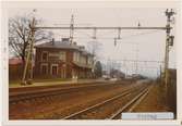 Stehag station. Statens Järnvägar, SJ. Stationen öppnades 1858. Det första stationshuset byggdes 1858 och var en enkel banvaktstuga. 1860 byggdes det andra stationshuset. På 1870-talet byggdes det tredje och nuvarande stationshuset. Fick dubbelspår 1904. Banan elektrifierades 1933.