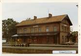 Tomelilla station 1971. Ystad - Eslövs Järnväg, YEJ. Stationen öppnades 1865. Det första stationshuset byggdes 1865 men revs när det andra byggdes 1887. Övergick till Statens Järnvägar, SJ 1941.