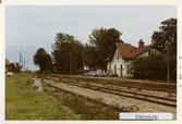 Lunnarp station 1971. Simrishamn - Tomelilla Järnväg, CTJ. Stationen öppnades 1882. Det första stationshuset byggdes 1882 och ett nytt byggdes 1915, som finns kvar som privatbostad. Gick över till Malmö - Tomelilla Järnväg, MöToJ 1896 och till Statens Järnvägar, SJ 1943. Banan elektrifierades 1996.