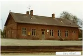 S:t Olof station 1971. Ystad - Brösarps Järnväg, YBJ. Stationen öppnades 1901. Stationshuset byggdes 1901. Sedan 1971 används stationen av museibanan. Gick över till Statens Järnvägar, SJ 1941. Banan elektrifierades 1996.