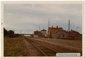 Staffanstorp station 1971. Lund - Trelleborgs Järnväg, LTJ. Stationen öppnades 1875. Stationshuset byggdes 1875, byggdes ut 1892 och moderniserades 1945. Gick över till Statens Järnvägar, SJ 1940. Stationen lades ner 1960.