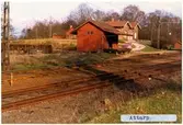Stationen byggd 1865, persontågsuppehållen upphörde fr o m 1/6 1975. Litet stationshus i tegel med två gavlar mot banan, Stationshuset består av två hopbyggda banvaktstugor. Placerad något högre än spåren. Elektrifeiringen kom 1955.