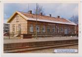 Stationen byggd 1899, stationshuset, envånings i tegel.moderniserat 1941, stationen har knappställverk. Vattentornet revs 1978 och godsmagasinet 1980.