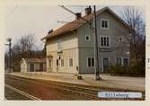 Stationen öppnad 1871-11-11.Litet stationshus i trä, påbyggt med en våning 1915 och omändrades då invändigt. Stationshuset revs i oktober 1988. Persontågsuppehållen upphörde 1971-05-23 sedan Killeberg varit hållplats sedan 1964- 05-31. Nu finns en Fjärrblockeringskur, Fjb-kur.
Stationen tillkom 1871 på lokalt initiativ och genom att ett antal personer i trakten bekostade mark och anläggandet av en station.Stationen doneras till SJ av J.Olcén, G.Ericsson, A.O.Malmqvist och Joh. Bomark i Loshult samt Per Svensson och Jöns Pehrsson i Hallaryd