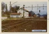 Stationen öppnad 1871-11-11.Litet stationshus i trä, påbyggt med en våning 1915 och omändrades då invändigt. Stationshuset revs i oktober 1988. Persontågsuppehållen upphörde 1971-05-23 sedan Killeberg varit hållplats sedan 1964- 05-31. Nu finns en Fjärrblockeringskur, Fjb-kur.
Stationen tillkom 1871 på lokalt initiativ och genom att ett antal personer i trakten bekostade mark och anläggandet av en station.Stationen doneras till SJ av J.Olcén, G.Ericsson, A.O.Malmqvist och Joh. Bomark i Loshult samt Per Svensson och Jöns Pehrsson i Hallaryd