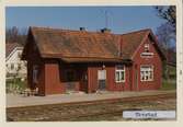 Stationen öppnad 1885. Envånings stationshus i trä, byggt i vinkel med en gavel mot banan.