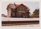 Station anlagd 1880 Stationshuset byggt 1901 och är ett en- och enhalvvånings hus i tegel. Sedan ett nytt stations hus byggts i centrala Everöd blev EVERÖD GAMLA håll- och lastplats. Efter nedläggningen 1936 behölls vissa spår för betlastning. Det nya stationshuset, öst om det gamla, står år 1991 kvar med uthus, godsmagasin och vattentorn. Det gamla stationshuset är nu förtiden ett bibliotek. medan den Nya stationshuset finns restaurangen 