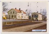 Stationen byggd 1892 med stationshus öster om banan från samma år.för (Hässleholm -) Vittsjö - Markarydsbanan på östra sidan av bangården. När Skåne - Smålands järnväg, SSJ anslöt 1894 delade bangård med Hässleholm - Markaryd Järnväg, HMJ man byggde ett eget stationshus på den västra sidan, kallat Markaryds Västra. Dess funktioner flyttades till SJ-stationen 1932. Västra är 1991 en personalbyggnad. Det finns även ett större godsmagasin och tvåportars lokstall kvar. En fjärrblockeringskur, Fjb-kur har tillkommit. Ställverkshuset på plattformen revs 11 april 1988. De båda stationerna slogs samman 1932 och övertogs av SJ 1940. Vid sammanslagningen slopades östra godsmagasinet och ett lokstall med tillhörande verkstad. Stationshuset, en och en halv våning i trä, har fått en mindre tillbyggnad samt genomgått en grundlig renovering. Efter att båda banorna förstatligats 1930 kom Markaryd Västra att användas för annat ändamål. Stationsbyggnaden revs 2010.