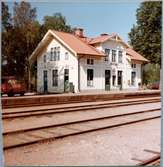 Station anlagd 1875. En- och enhalvvånings putsat stationshus, renoverat 1941