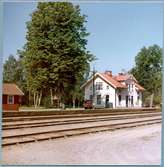 Station anlagd 1875. En- och enhalvvånings putsat stationshus, renoverat 1941