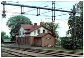 Litet stationshus av sten.Stationen nedlagd. Men vid banans upprustning 1994 - 1995 blev linjeplatserna FLISBY NORRA, FLISBY MELLAN och FLISBY SÖDRA 1994-10-01 åter igen uppgraderade till stationen FLISBY Stationen anlades 1873.