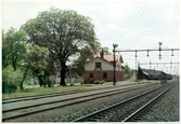 Litet stationshus av sten.Stationen nedlagd. Men vid banans upprustning 1994 - 1995 blev linjeplatserna FLISBY NORRA, FLISBY MELLAN och FLISBY SÖDRA 1994-10-01 åter igen uppgraderade till stationen FLISBY Stationen anlades 1873.