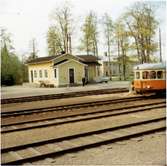 Station anlagd 1865. Envånings stationshus i trä, byggt i vinkel. Stationshuset ombyggdes 1948 och 1949 utökades magasinet.