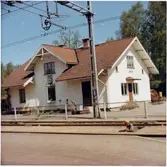 Trafikplats anlagd 1874. En- och enhalvvånings putsad stationsbyggning.