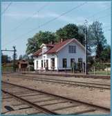 Station anlagd 1875. En- och enhalvvånings putsat stationshus, renoverat 1948.