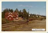 Tvåvånings stationshus i trä, sammanbyggt med godsmagasin.