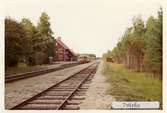 Hållplats öppnad 1915. Tvåvånings stationshus i trä, sammanbyggt med godsmagasinet