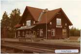 Trafikplats anlagd 1915. En- och en halv vånings stationshus i trä.