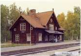 Hållplats anlagd 1899 och blev 1904 invigd av Oscar II. 
En- och enhalvvånings stationshus i trä.
