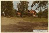 Station anlagd 1914-15. En- och enhalvvånings stationshus i trä.